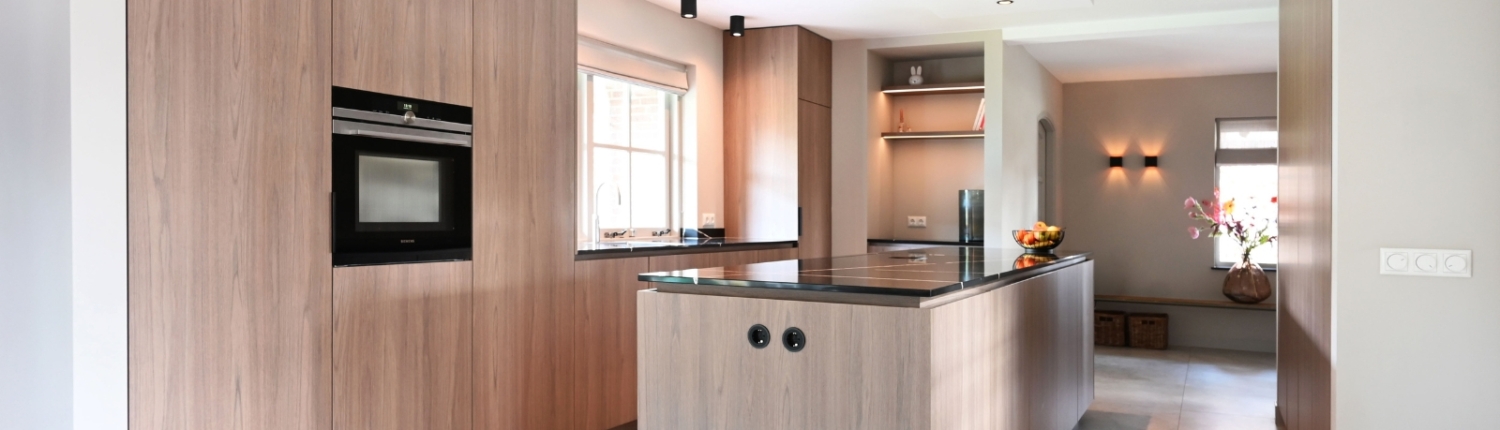 Maatwerk keuken met licht houtdecor en donker blad