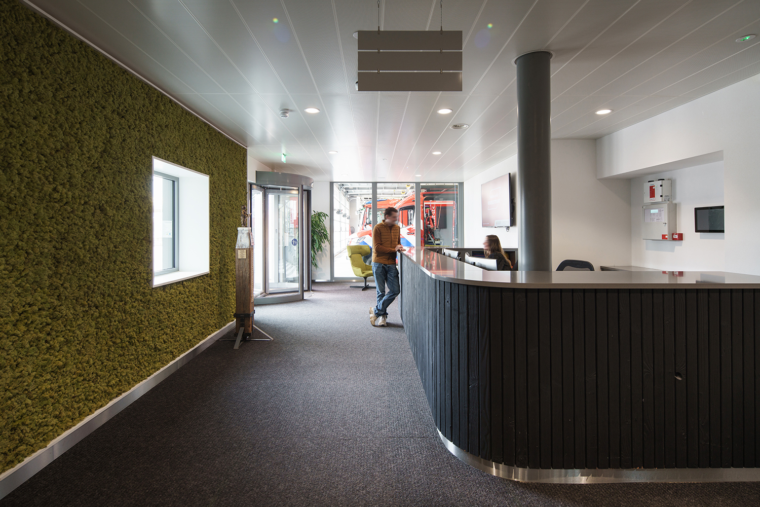Maatwerk balie en moswand