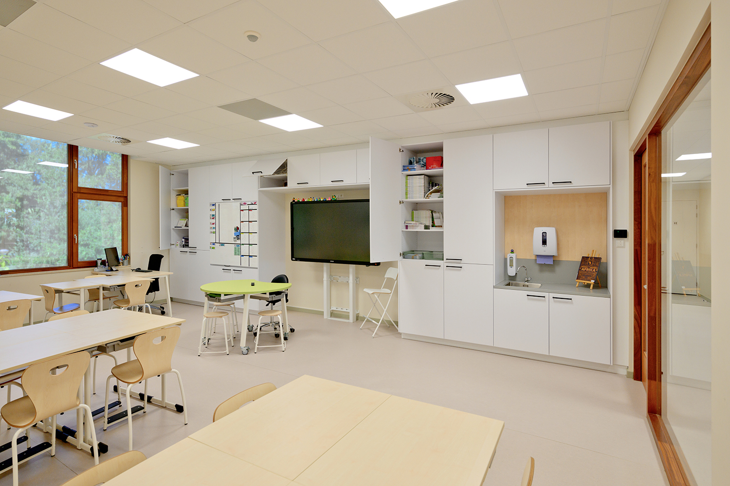 Witte kastenwand met pantry